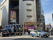 貞本義行がビジュアルを描き下ろした「SHIBUYA DRIFT」のラッピングカーとアドトラック