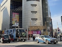 貞本義行がビジュアルを描き下ろした「SHIBUYA DRIFT」のラッピングカーとアドトラック