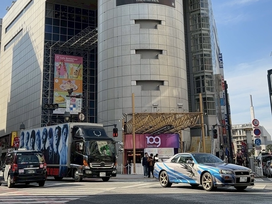 貞本義行がビジュアルを描き下ろした「SHIBUYA DRIFT」のラッピングカーとアドトラック