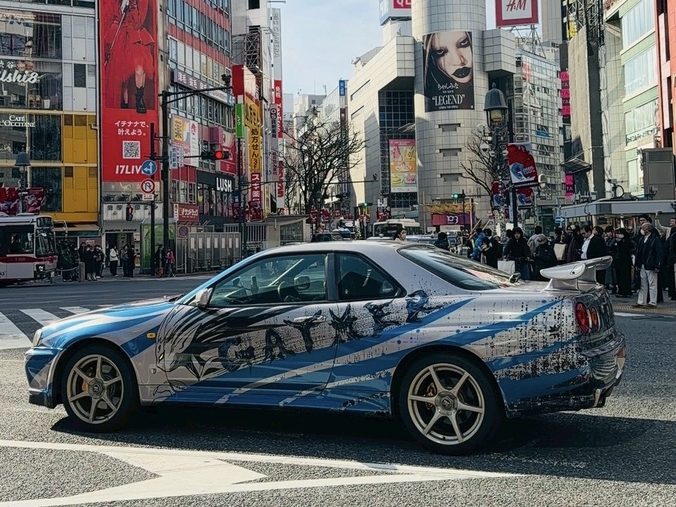 貞本義行がビジュアルを描き下ろした「SHIBUYA DRIFT」のラッピングカー