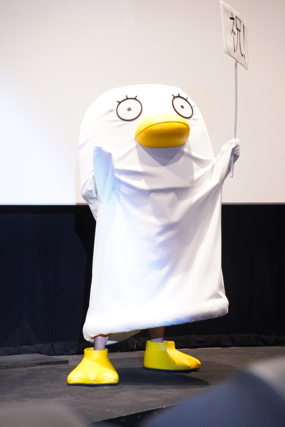 足が見えているエリザベス