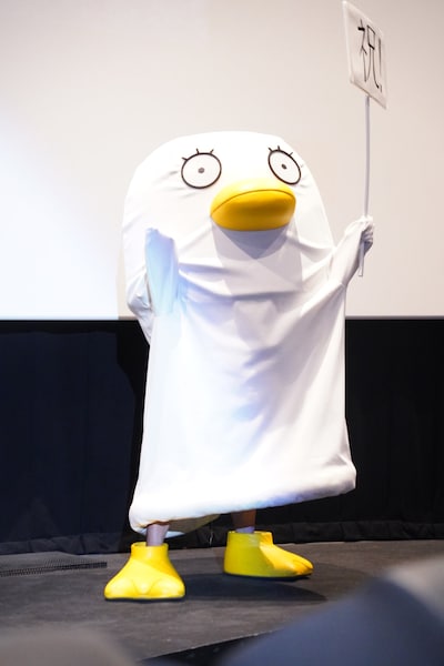 足が見えているエリザベス