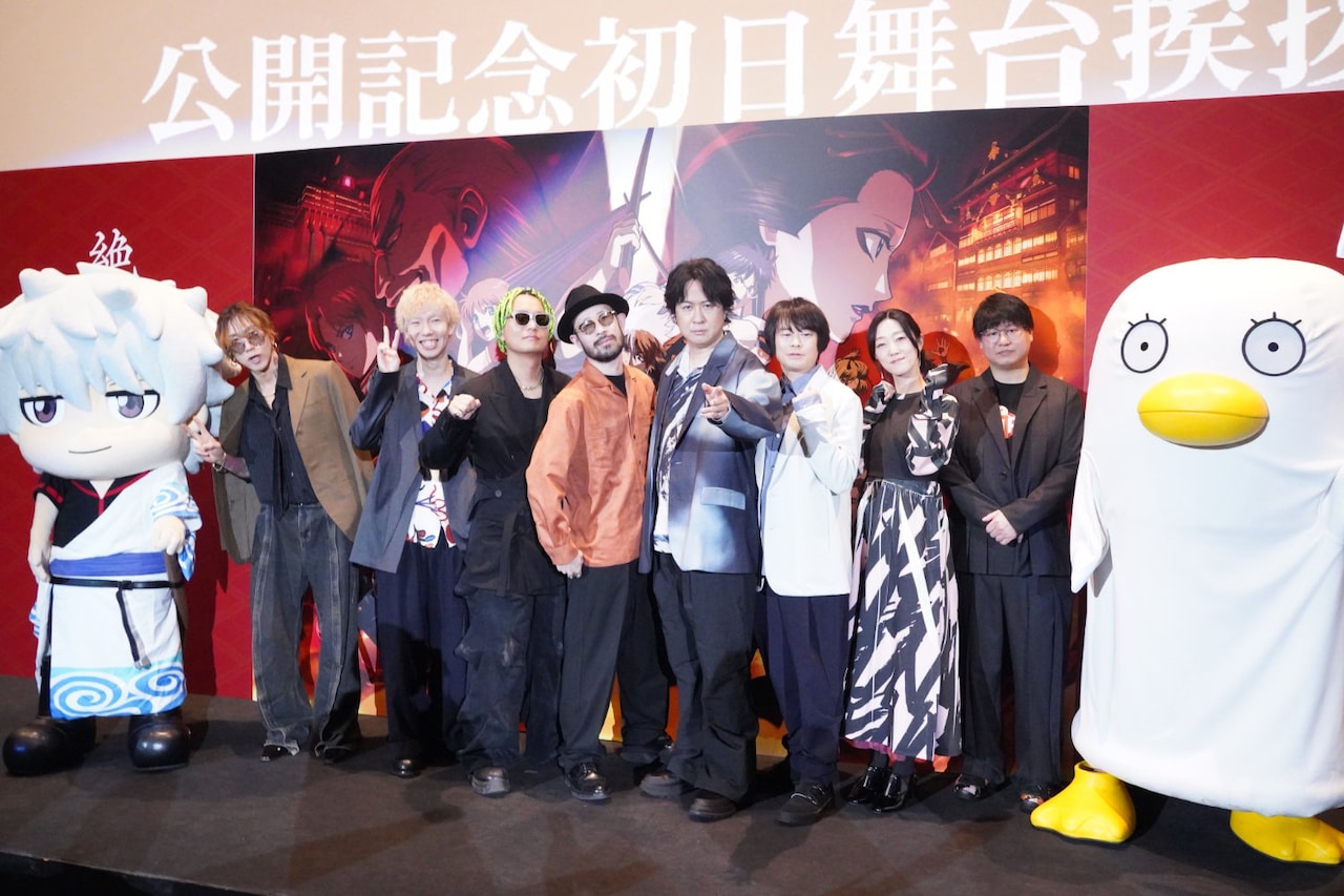 舞台挨拶の登壇者。左から銀時、渋谷龍太、柳沢亮太、上杉研太、藤原“37才”広明、杉田智和、阪口大助、釘宮理恵、安藤尚也監督、エリザベス