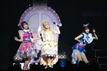 シークレットフレンズ∞。左から青空ひまり役の藤寺美徳、鈴風つむぎ役の久保ユリカ、星川みつき役の平塚紗依