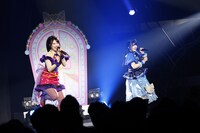 ルビー＝ラズリ。左から一条寺サクラ役の日比優理香、二階堂タマキ役の鈴木杏奈