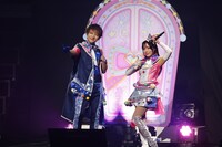 ジャンピンロケット。左から七浦すばる役の小林竜之、七浦おとめ役の大森綺星