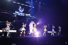 左から七浦おとめ役の大森綺星、八王子ビビ役の寺澤百花、鈴風つむぎ役の久保ユリカ、五十嵐じゅりあ役の土屋李央、真実夜チィ役の大地葉、七浦すばる役の小林竜之