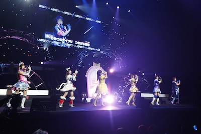 左から七浦おとめ役の大森綺星、八王子ビビ役の寺澤百花、鈴風つむぎ役の久保ユリカ、五十嵐じゅりあ役の土屋李央、真実夜チィ役の大地葉、七浦すばる役の小林竜之