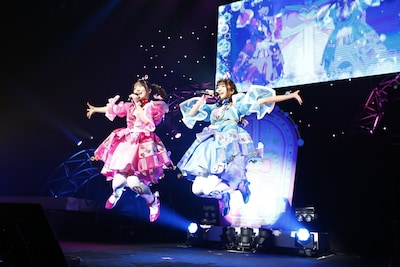 ポッピンドリーミン。左から青空ひまり役の藤寺美徳、星川みつき役の平塚紗依