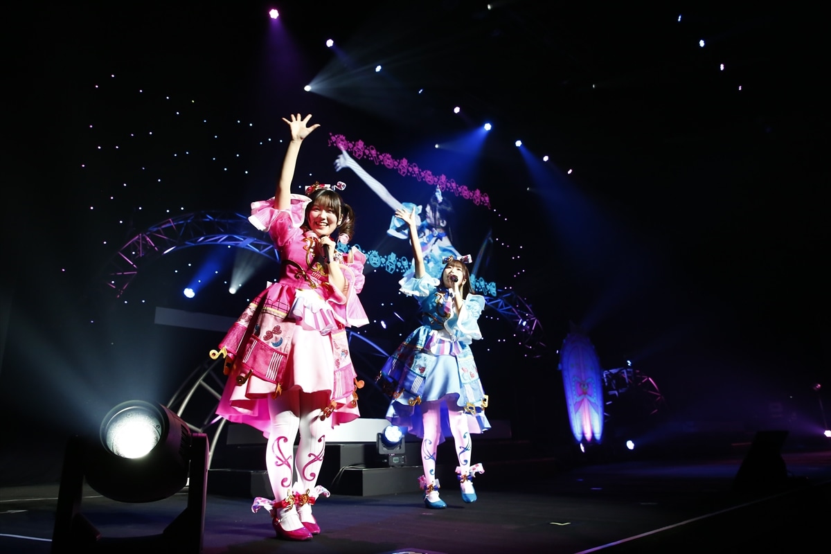 ポッピンドリーミン。左から青空ひまり役の藤寺美徳、星川みつき役の平塚紗依