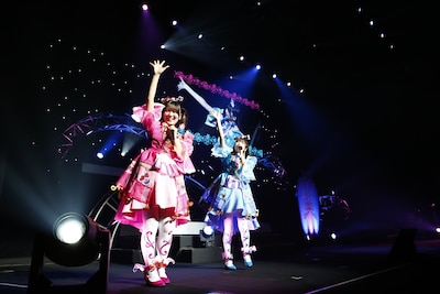 ポッピンドリーミン。左から青空ひまり役の藤寺美徳、星川みつき役の平塚紗依