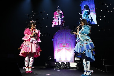 ポッピンドリーミン。左から青空ひまり役の藤寺美徳、星川みつき役の平塚紗依