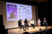 「機動警察パトレイバー EZY＆SELECTIONS アニメ上映会＆トークライブ」の様子。左からMCの小林治、出渕裕監督、戸谷菊之介、上坂すみれ、松倉友二プロデューサー