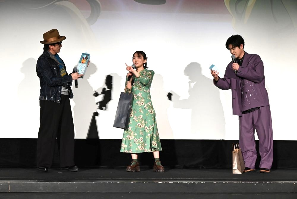 左から桐本拓哉、悠木碧、大塚剛央