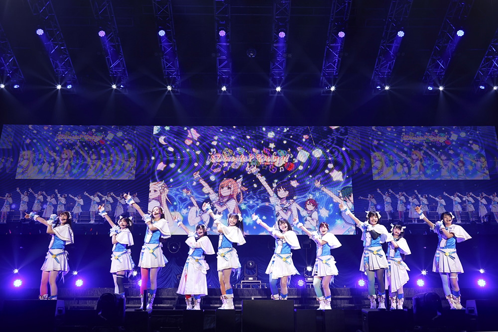 ライブイベント「【いきづらい部！ 1st LIVE ～ What is my L ? ～】」でパフォーマンスするキャストたち