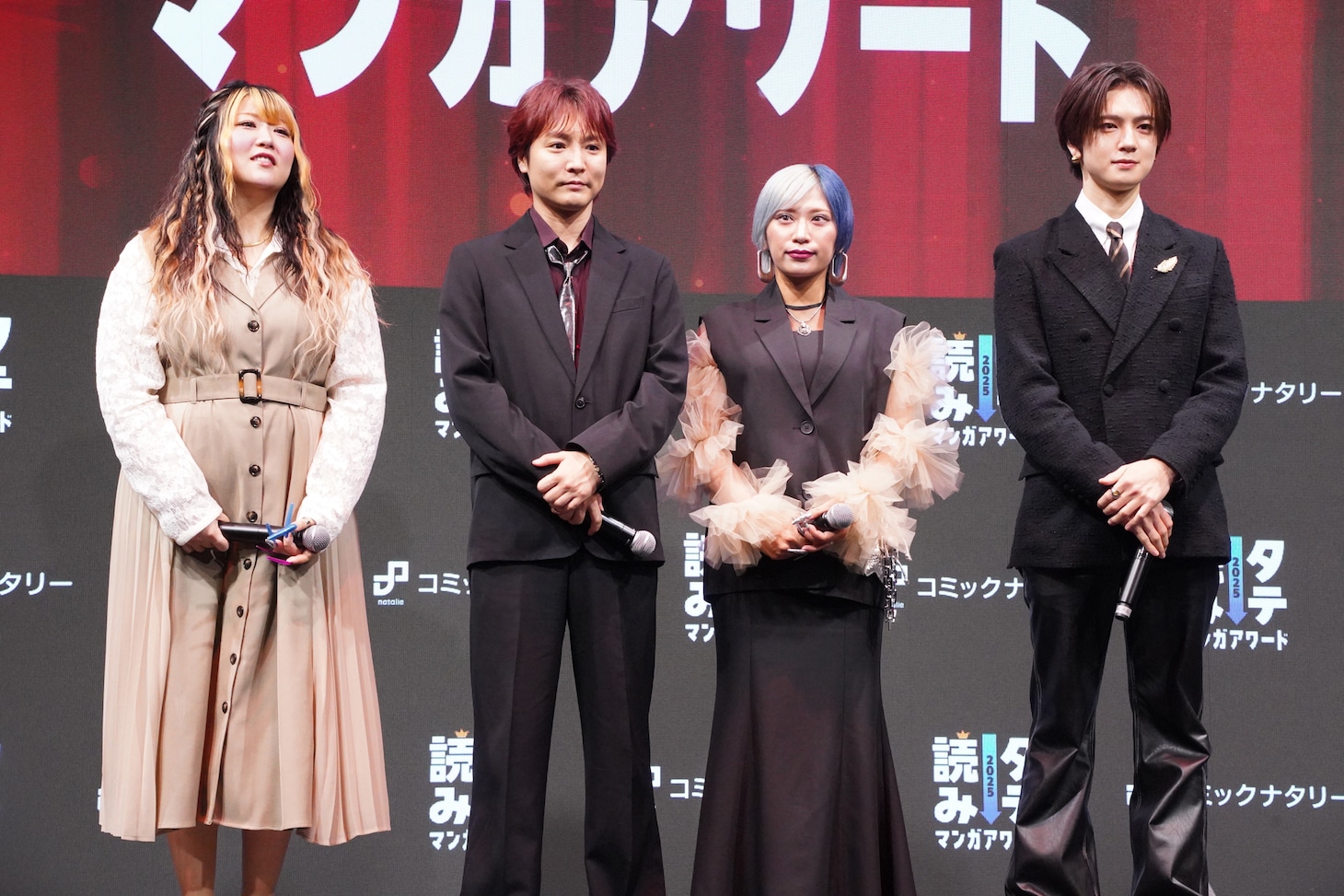 「タテ読みマンガアワード 2025」の授賞式より。左から金子きょんちぃ、すがちゃん最高No.1、信子（ぱーてぃーちゃん）、佐野雄大（INI）