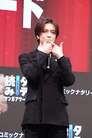 1人ながら「せーの、Log in to us! INIの佐野雄大です！」と自己紹介する佐野雄大