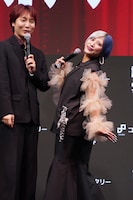 フォーマルな衣装を身にまとい、カメラアピールする信子（左）