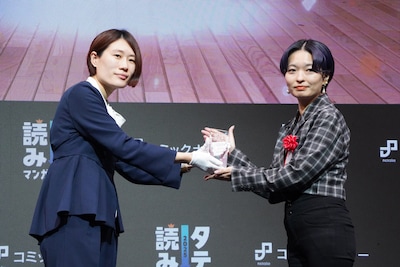 左からコミックナタリー編集長の坂本恵、ソラジマIPプロデュース部より宮村南氏