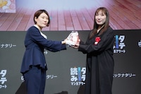 左からコミックナタリー編集長の坂本恵、カカオピッコママーケティング室の寺前美鈴氏