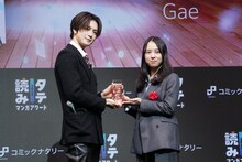 左から佐野雄大（INI）、LINE Digital Frontierの宮内優花氏