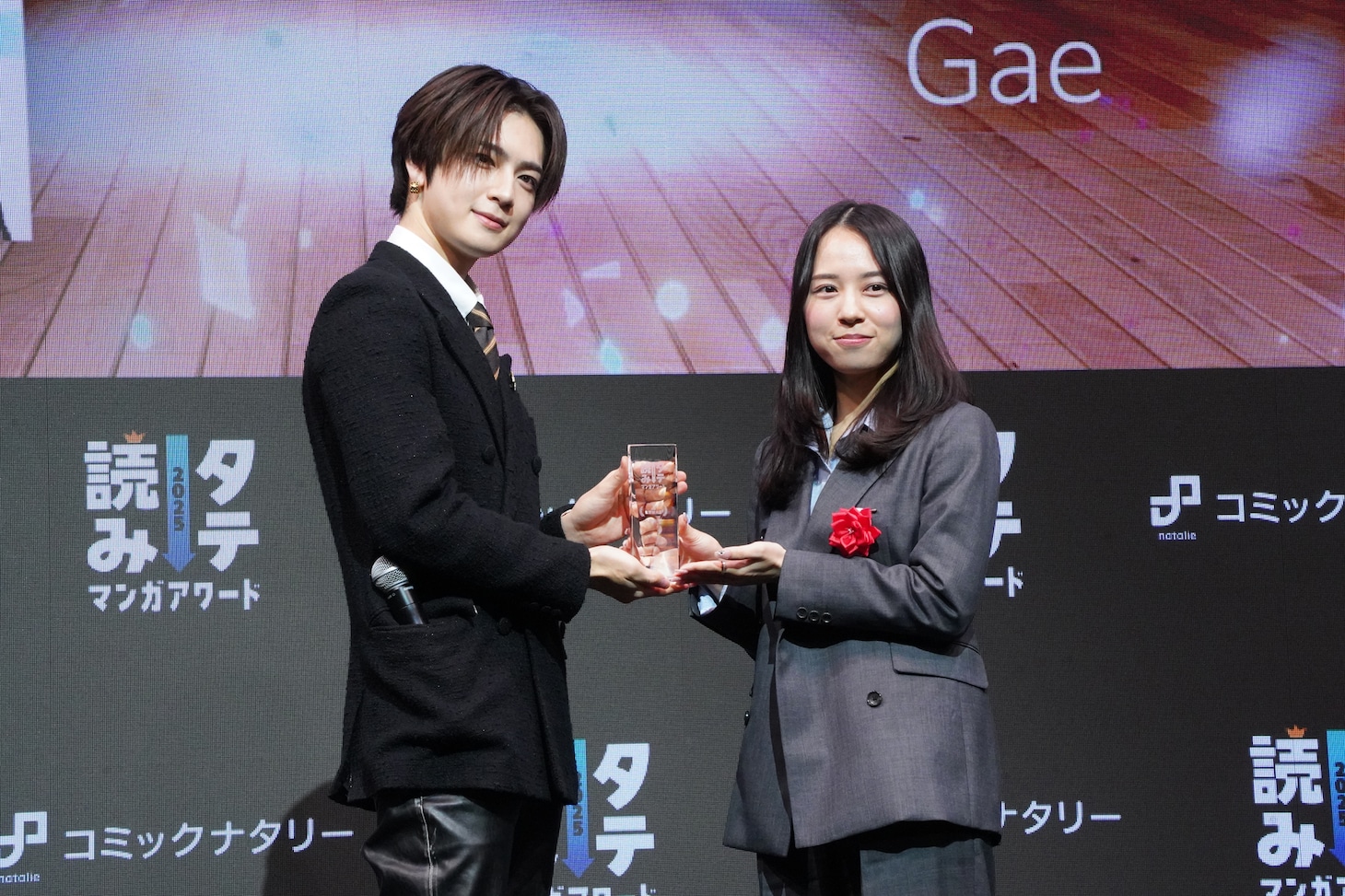 左から佐野雄大（INI）、LINE Digital Frontierの宮内優花氏