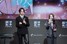 ガッツポーズする佐野雄大（左）