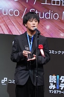 「俺だけ最強超越者～全世界のチート師匠に認められた～」の作者である江藤俊司