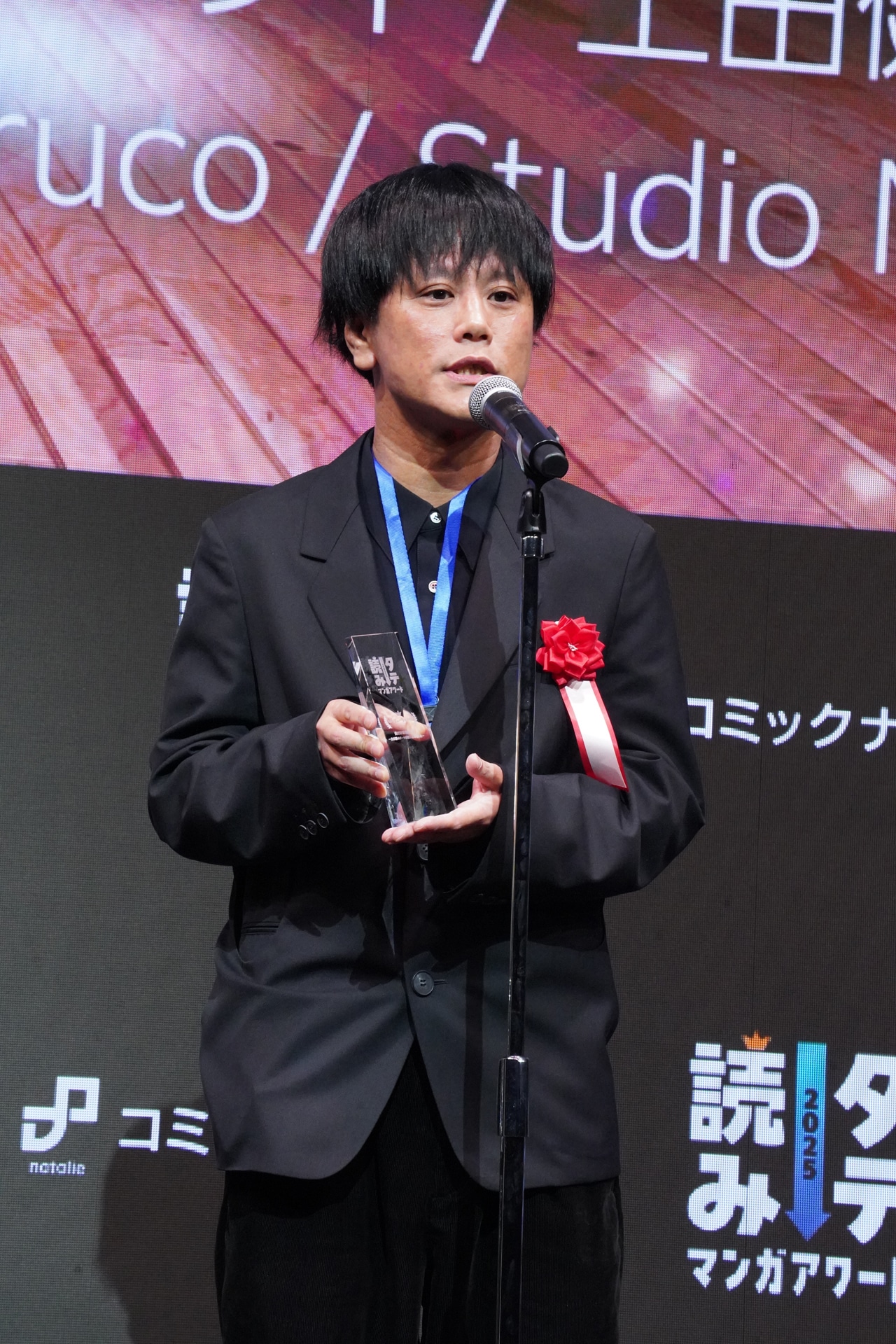 「俺だけ最強超越者～全世界のチート師匠に認められた～」の作者である江藤俊司