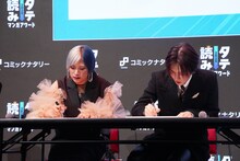 真剣にイラストを描く（左から）信子、佐野雄大