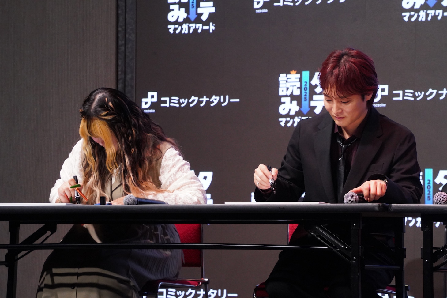 真剣にイラストを描く（左から）金子きょんちぃ、すがちゃん最高No.1