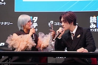 顔にマジックペンのインクがついてしまったのを信子に教えてもらう佐野雄大