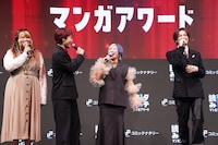 左から金子きょんちぃ、すがちゃん最高No.1、信子（ぱーてぃーちゃん）、佐野雄大（INI）