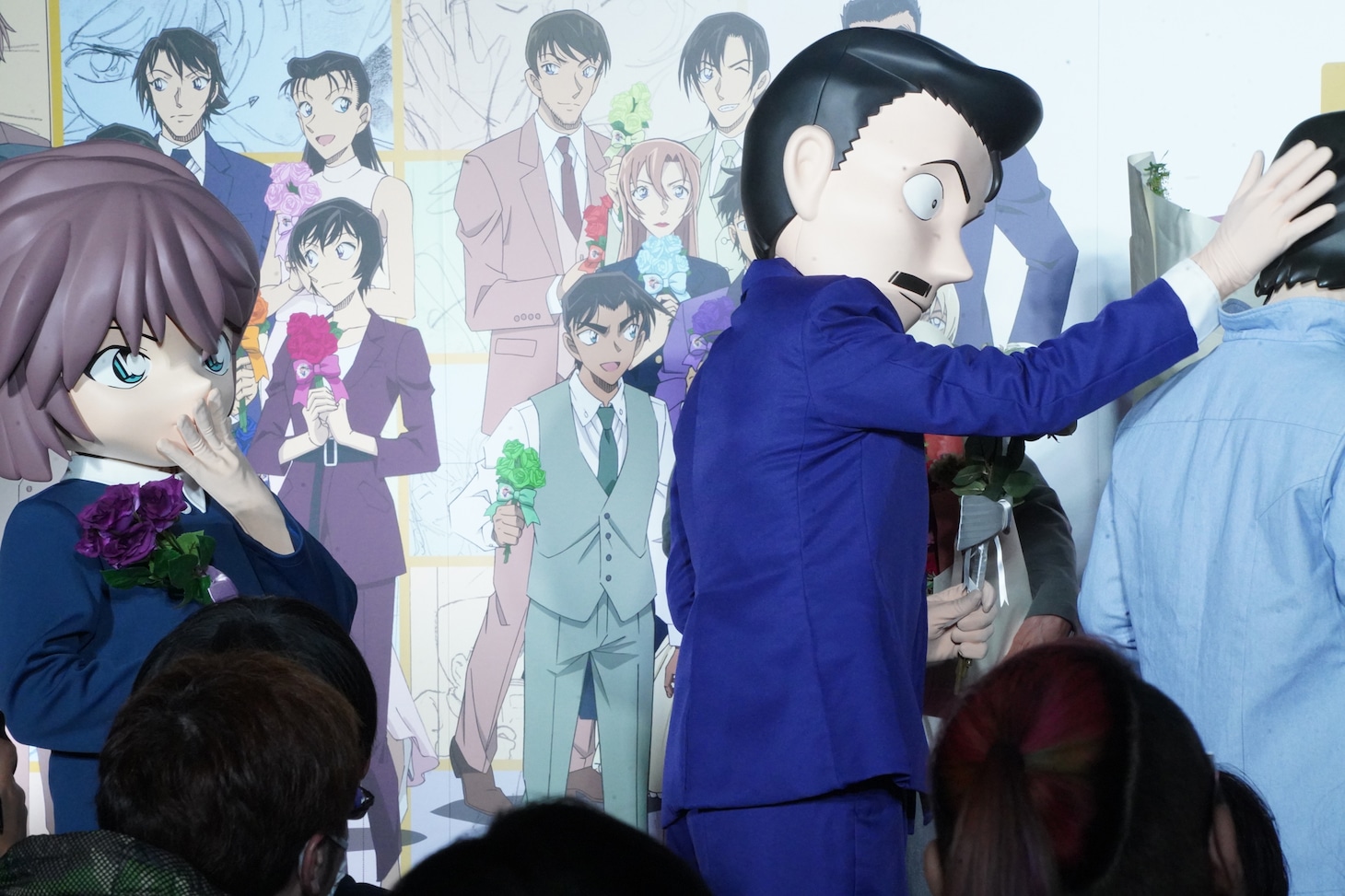 退場時にぶつかってしまい服部平次に謝る毛利小五郎と、それを見て驚く灰原哀 (c)青山剛昌／小学館・読売テレビ・TMS 1996