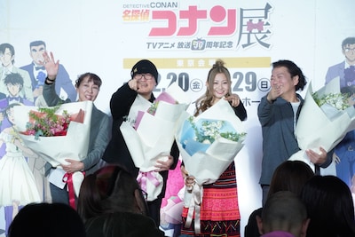 開幕セレモニーに出席した（左から）江戸川コナン役の高山みなみ、原作者の青山剛昌、歌手の倉木麻衣、工藤新一役の山口勝平 (c)青山剛昌／小学館・読売テレビ・TMS 1996