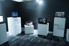 「放送30周年記念 TVアニメ『名探偵コナン』展」の様子 (c)青山剛昌／小学館・読売テレビ・TMS 1996