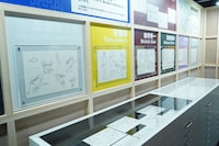 「放送30周年記念 TVアニメ『名探偵コナン』展」の様子 (c)青山剛昌／小学館・読売テレビ・TMS 1996