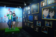 「放送30周年記念 TVアニメ『名探偵コナン』展」の様子 (c)青山剛昌／小学館・読売テレビ・TMS 1996