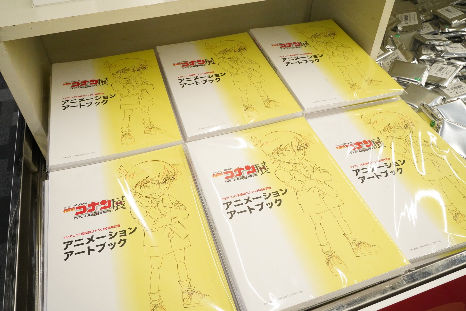 放送30周年記念 TVアニメ『名探偵コナン』展」で販売されている、青山