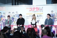 テープカットの様子 (c)青山剛昌／小学館・読売テレビ・TMS 1996