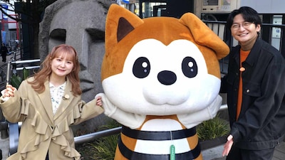 TVアニメ「SHIBUYA♡HACHI」特番の写真。左からハチ役の和多田美咲、ハチ、アニメ本編のナレーションを務める島﨑信長