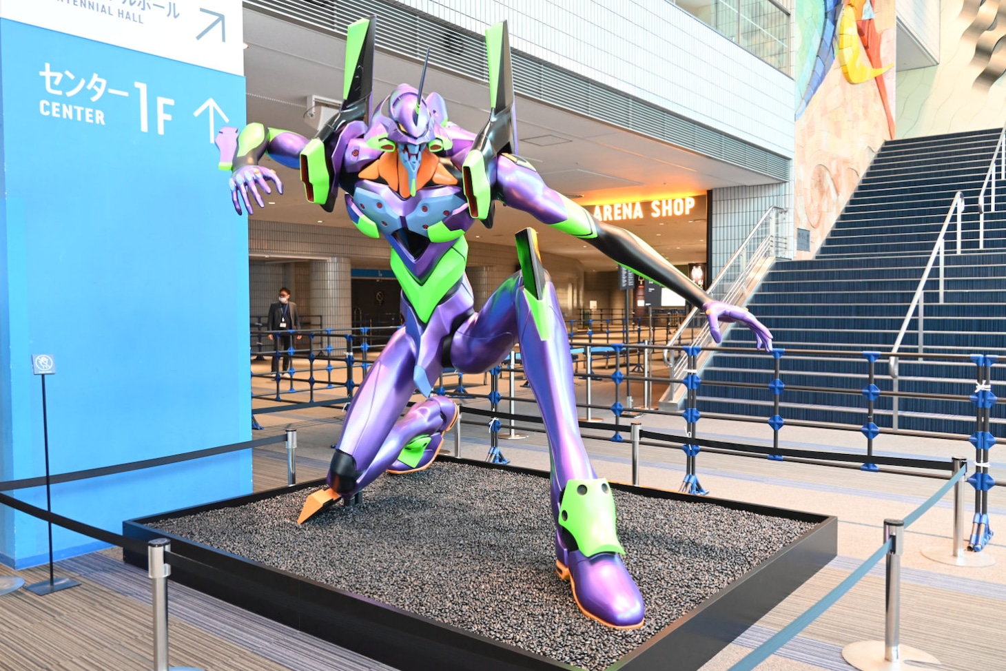 「EVANGELION:30+； 30th ANNIVERSARY OF EVANGELION」来場者を出迎える立像