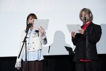 朗読劇の様子。左から渕上舞、岡本信彦