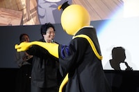 殺せんせーとハイタッチする福山潤