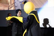 殺せんせーとハイタッチする福山潤