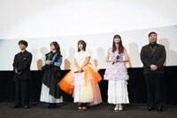 左から入野自由、永瀬アンナ、夏吉ゆうこ、早見沙織、山下清悟監督