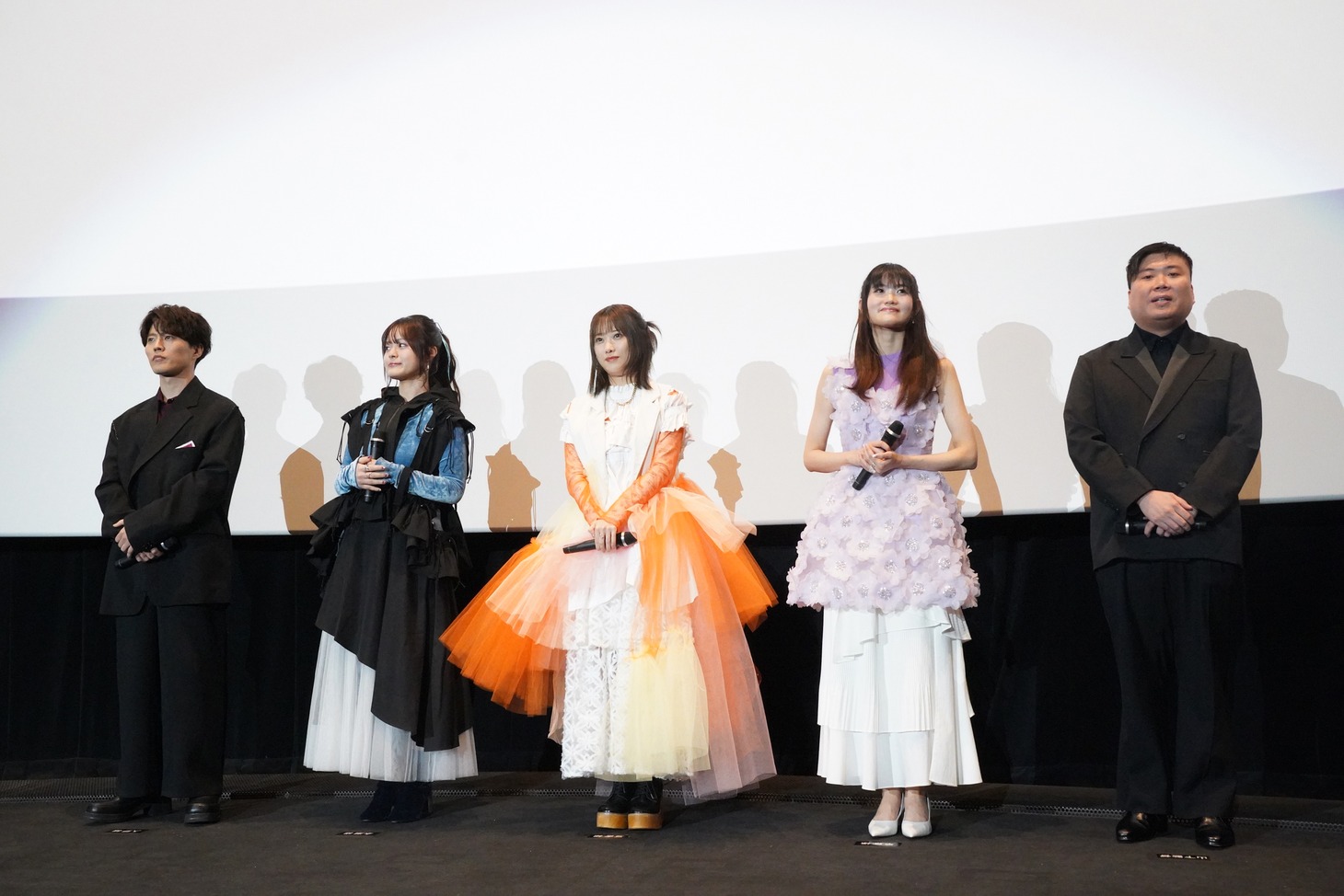 左から入野自由、永瀬アンナ、夏吉ゆうこ、早見沙織、山下清悟監督