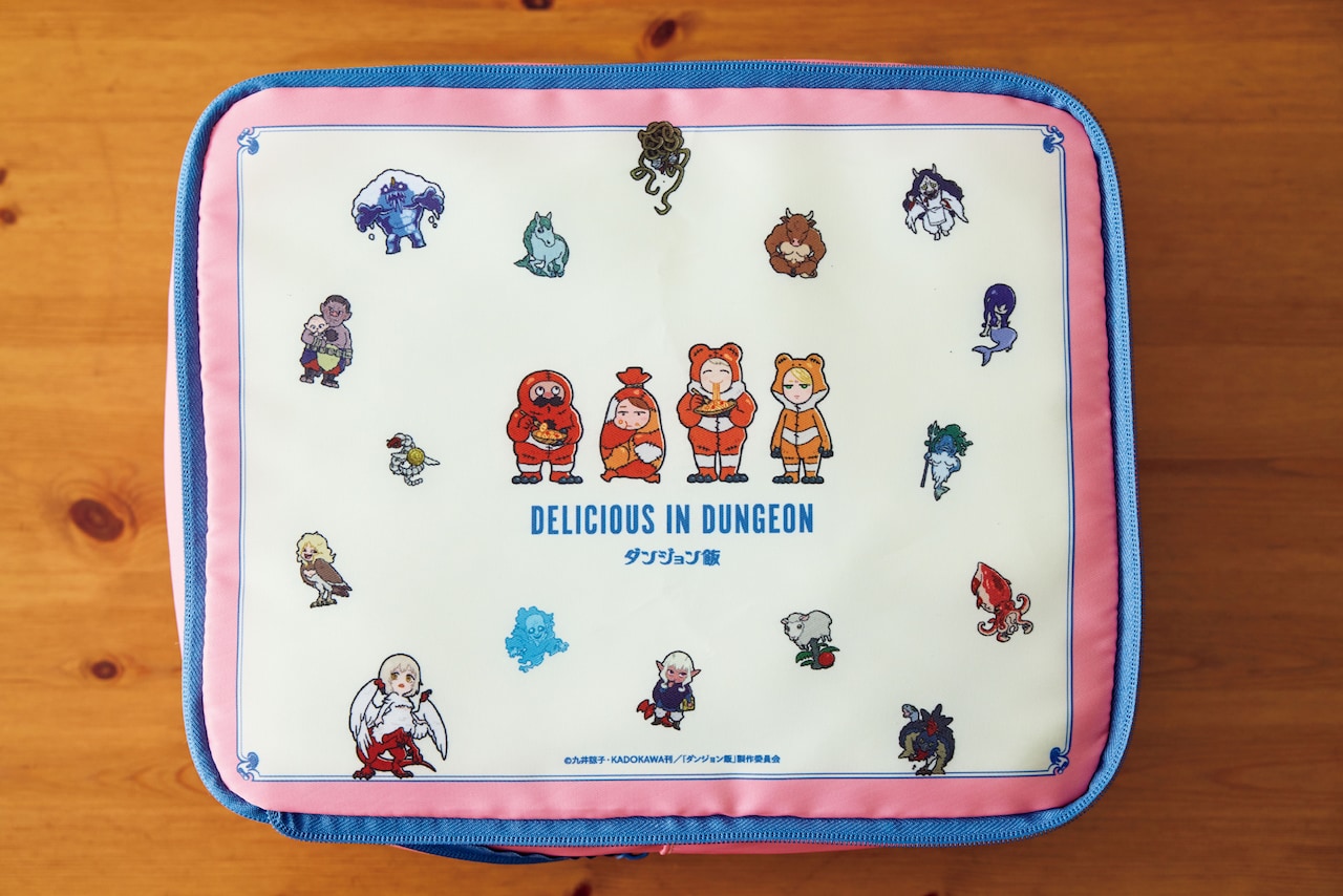 ダンジョン飯」×レタスクラブの圧縮収納ポーチ ライオス一行が荷造りを