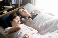 手前から秋田汐梨演じる日下はる、池田匡志演じる藤原理央 (c)三つ葉優雨／小学館／ＮＢＣユニバーサル・エンターテイメントジャパン