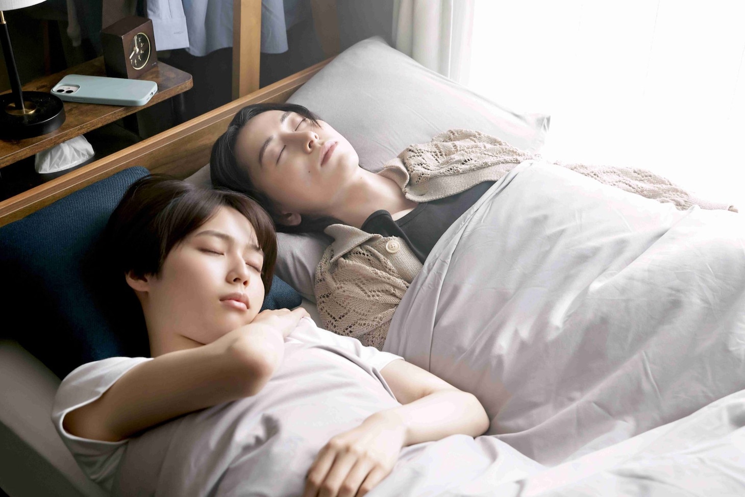 手前から秋田汐梨演じる日下はる、池田匡志演じる藤原理央 (c)三つ葉優雨／小学館／ＮＢＣユニバーサル・エンターテイメントジャパン